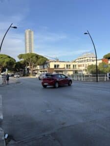 Vettura in avaria al centro dell’incrocio, rallentamenti tra Viale Roma e Via Abba