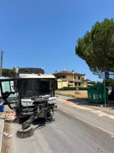 Perdita di olio da un mezzo per la pulizia stradale: a Sala traffico in tilt