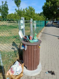 Parco di Levante, il degrado dietro al luna park: rifiuti, incuria e cestini stracolmi