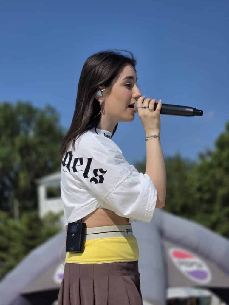 Angie conquista Atlantica: live da applausi e pioggia di selfie con i fan (le foto)