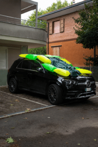 Allerta grandine, l’auto diventa un materassino: l’ingegnosa difesa di un automobilista di Cesenatico