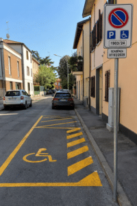 Nuovo parcheggio riservato ai disabili in via Squero: il Comune istituisce uno stallo “ad personam”