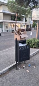 Cestini stracolmi in centro, la protesta di un residente: “Non è un bel biglietto da visita” (le foto)