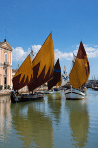 Cesenatico celebra l’arte internazionale: torna il Trofeo “La Vela d’Oro” con cento artisti da tutta Italia