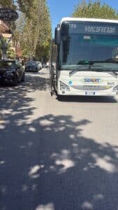 Autobus urta un’auto in sosta: nuovo incidente sul lungomare