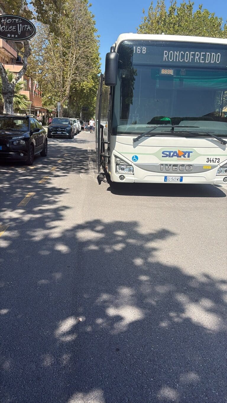 Autobus urta un’auto in sosta: nuovo incidente sul lungomare