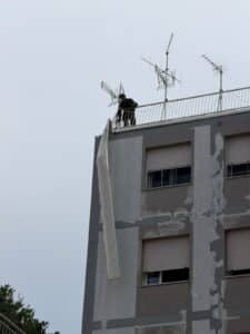 Grondaia pericolante in via della Torre, intervengono i vigili del fuoco
