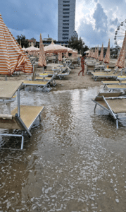 Luglio mette a dura prova i bagnini di Cesenatico: anche oggi spiagge martoriate dalla mareggiata (foto e video)