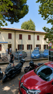 Sole e insetti, la Polizia Locale monta persiane e zanzariere negli uffici