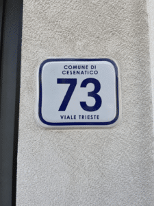 Nuove regole per i numeri civici a Cesenatico: il Comune approva la procedura e aggiorna le tariffe