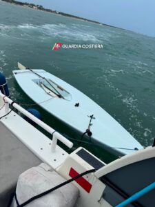 Barca a vela si capovolge al largo di Cesenatico: salvati due diportisti