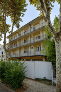 Hotel Belinda, scatta l’ordinanza del Comune: balconi pericolanti, crolli e recinzione danneggiata