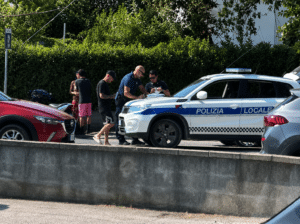 Auto e moto si scontrano alla rotonda di viale Trento: ancora un incidente nella zona del sottopasso