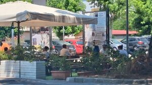 Manifesti funebri davanti ai tavolini della piadineria: torna il dibattito sulla plancia di via Cesare Abba
