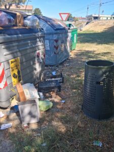 Via Montanari sommersa dai rifiuti, residenti esasperati: “In estate Hera non riesce a gestire il servizio”
