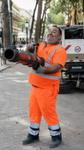 Spazzano le strade, ma imbrattano le vetrine: i soffioni fanno arrabbiare i negozianti del lungomare