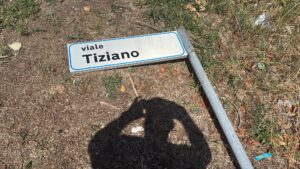 Cartello e recinzione abbattuti tra viale Tiziano e via Eulero: l’ipotesi di un incidente