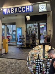 “Multati per pochi centimetri”: protestano i commercianti del centro