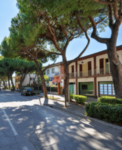Viale Roma, nuova fermata per gli studenti del liceo Ferrari: eliminati 5 parcheggi blu