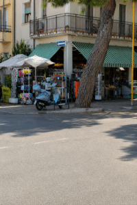 Market chiuso per gravi carenze igieniche, ma dopo poche ore è già riaperto