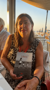 Liberty, Monica Vincenzi ha presentato il nuovo romanzo: “Una storia che parla a più generazioni”