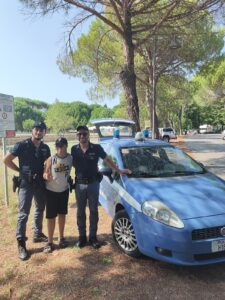 Polizia tra la gente: un berretto in dono al piccolo Aodhàn Pio