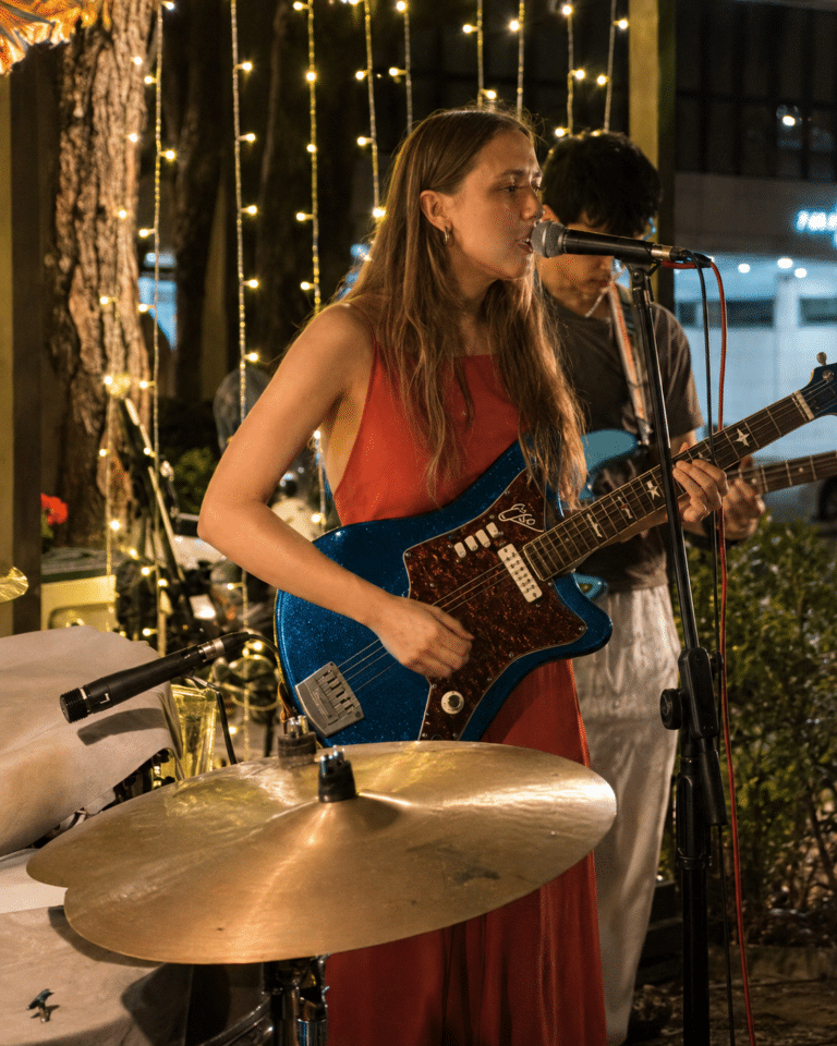 Arianna Pasini strega l’Approdo: grande successo ieri sera per lo show dal vivo