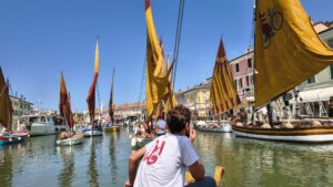 Le vele al terzo incantano Cesenatico: trenta barche in mare per una veleggiata da record
