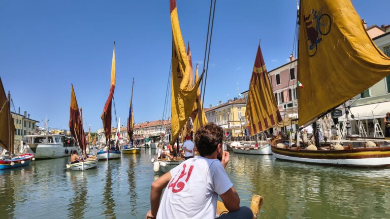 Le vele al terzo incantano Cesenatico: trenta barche in mare per una veleggiata da record
