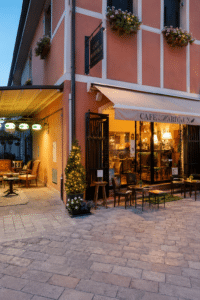 Dehors fuori regola al Cafè Marivaux, il Comune ordina lo sgombero: tre giorni per rimuovere tutti gli arredi