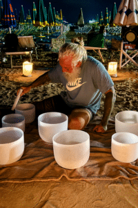 Meditazione sotto le stelle, a Gatteo Mare la spiaggia diventa un’oasi di benessere