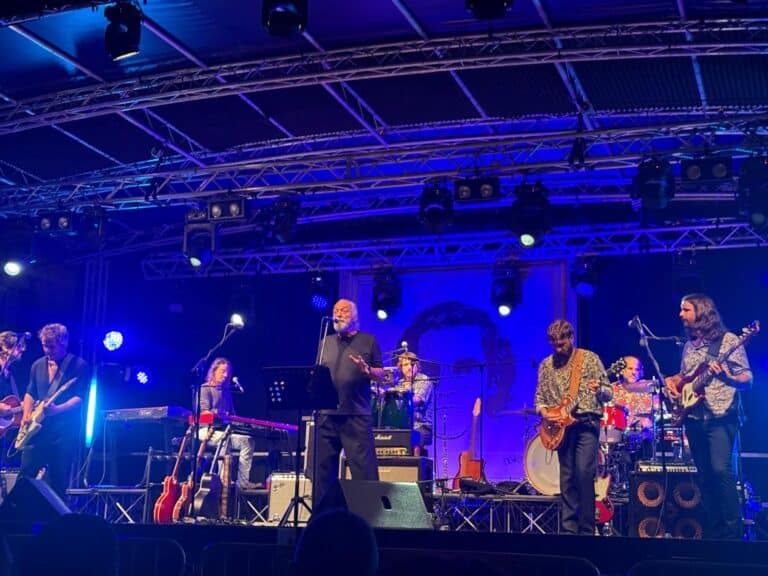Gatteo canta Ivan Graziani: piazza gremita, emozioni e la sorpresa di Eugenio Finardi (i video)