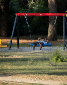 Cesenatico, dormire su un gioco per bambini: il volto scomodo dell’emergenza senza tetto