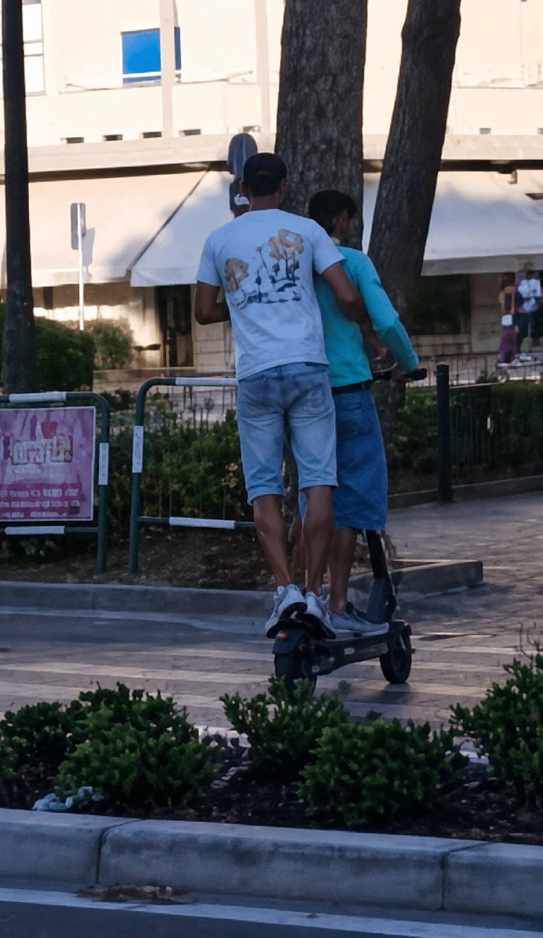 Scippi in monopattino, a Cesenatico è allarme: “A Carla è andata bene”