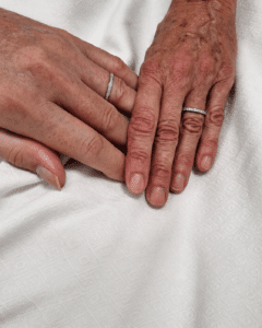 La favola più dolce e struggente di Ferragosto: sposi in ospedale, l’amore oltre ogni ostacolo