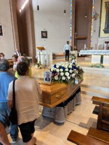 Walter Rocchi, l’ultimo saluto con il pugno chiuso: “Sei stato una persona per bene”