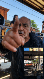Si scaglia contro l’autobus turistico: forse è giunto il momento di fermare “Rambo”