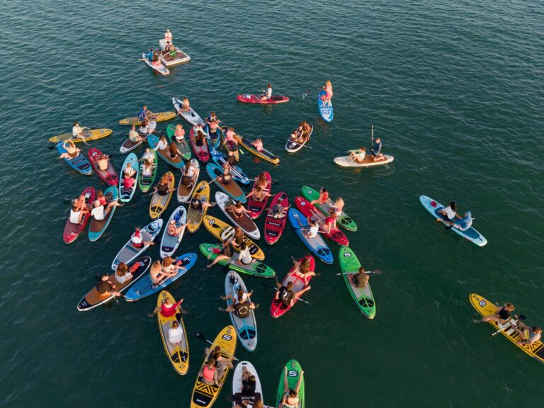 Cesenatico, oltre 80 SUP all’alba: concerto in mezzo al mare con Sarah Jane Olog