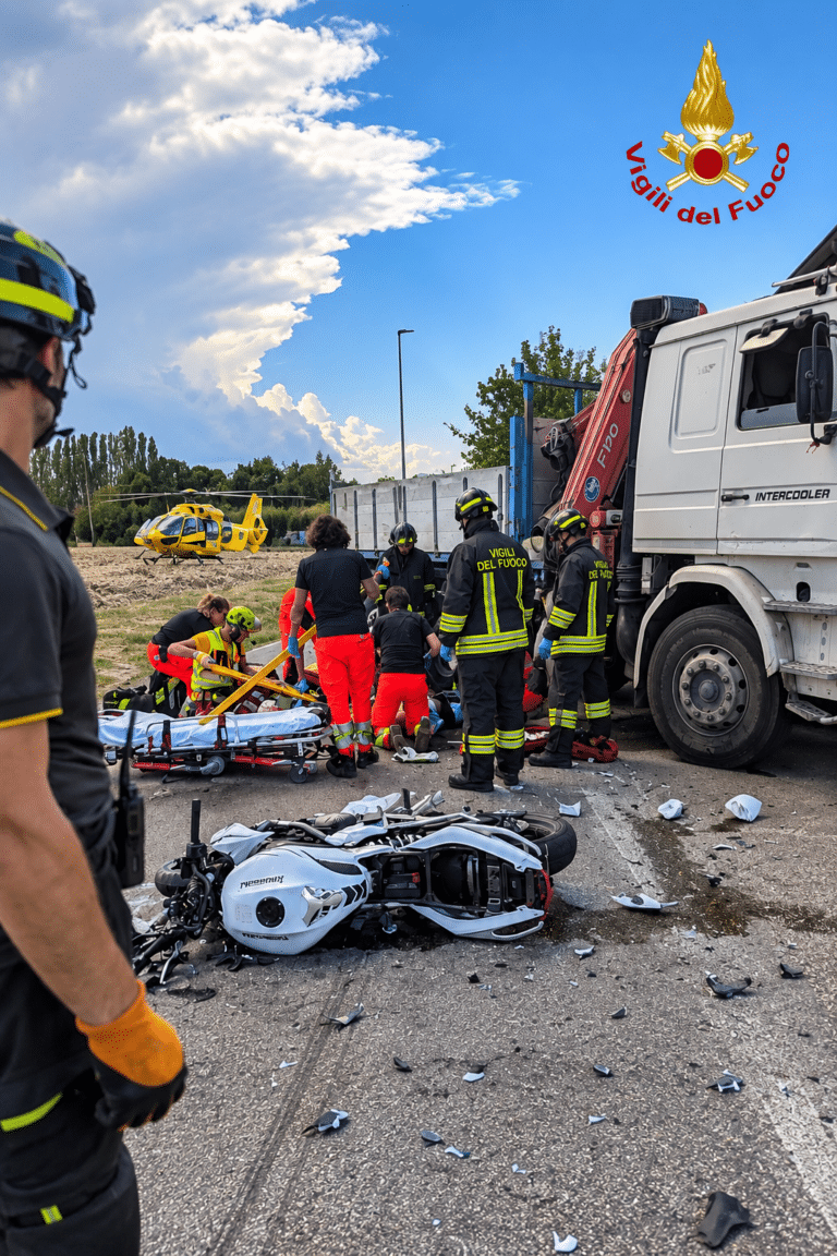 Gatteo, motociclista incastrato sotto un camion: intervento dei Vigili del Fuoco