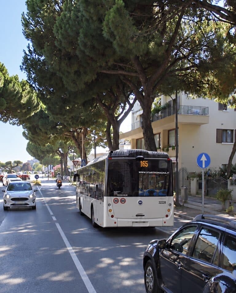 Otto classi in Via Saffi, ma l’autobus non basta: “Ogni giorno rischiamo di rimanere a piedi”