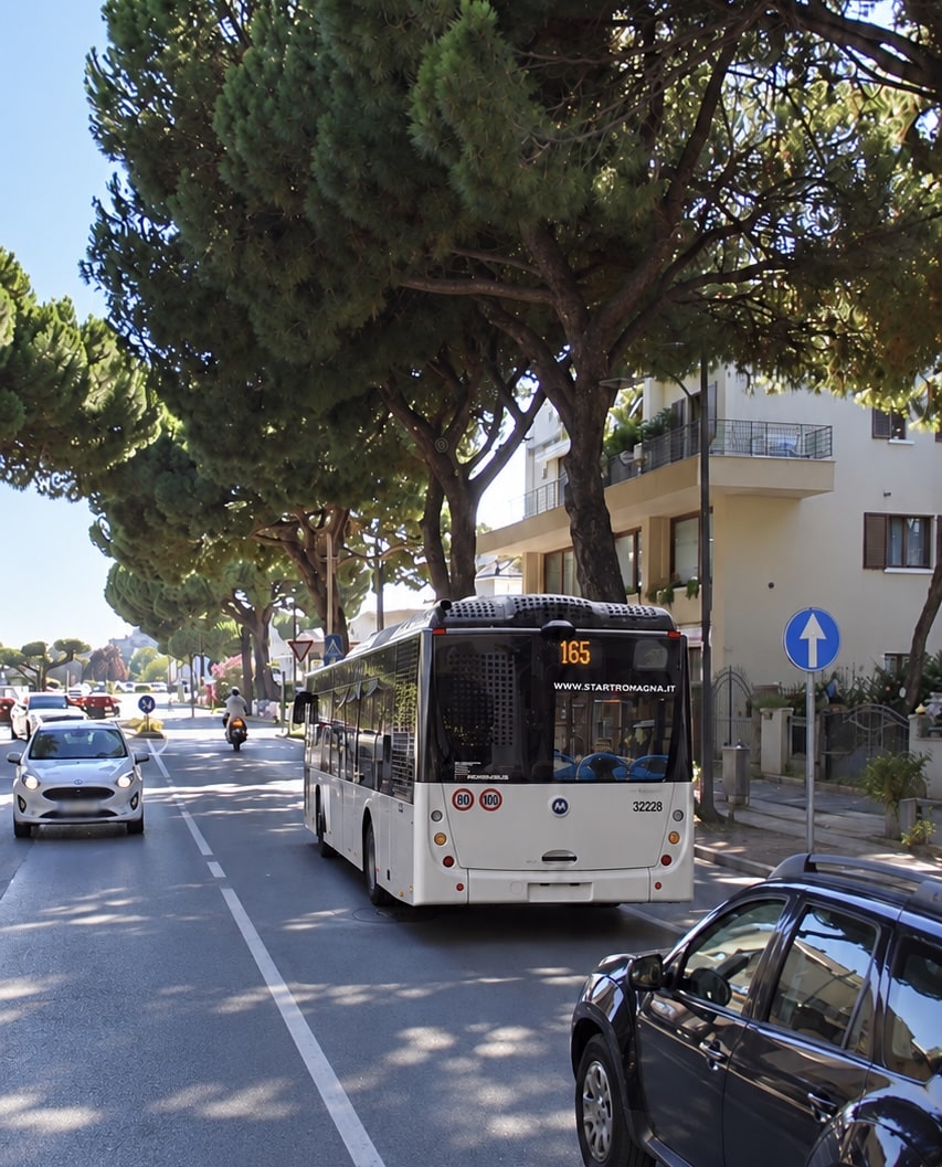 Otto classi in Via Saffi, ma l’autobus non basta: “Ogni giorno rischiamo di rimanere a piedi”