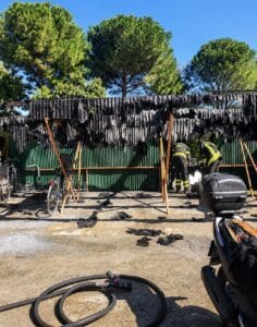Incendio al Bufalini, a fuoco una tettoia nel parcheggio: danni ai mezzi