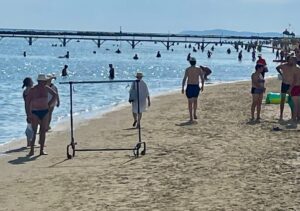 Blitz contro l’abusivismo. E i venditori abbandonano il carrello…