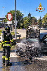 Auto in fiamme al casello di Forlì: intervengono i Vigili del Fuoco