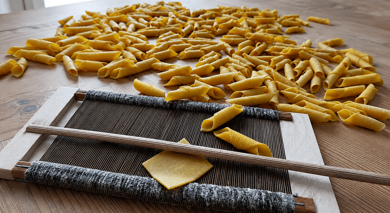Garganelli, dal pettine delle azdore alle tavole stellate