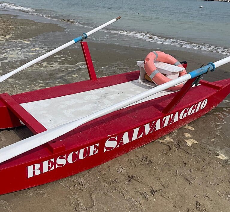 Vongolari abusivi, sottratto il moscone del salvataggio: “Così si mettono a rischio i soccorsi”