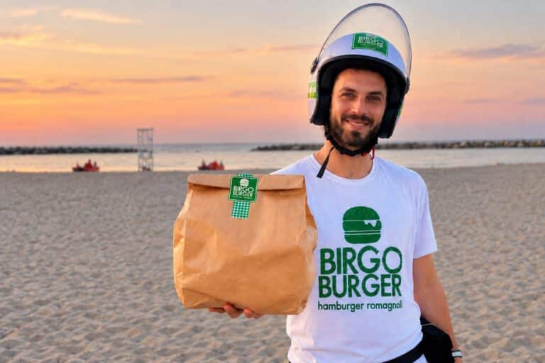 Rimini, i pionieri del beach delivery: “Le consegne in spiaggia sono cresciute del 20%, ma noi le facevamo già nel  2014…”