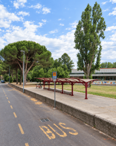“Il mercato ostruisce l’ingresso”: soppresso il posteggio davanti alla scuola “Arfelli”