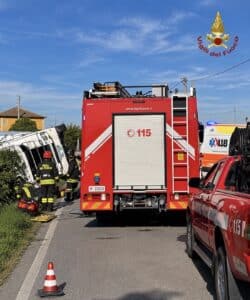 Camion si ribalta a Cesena: conducente estratto dai Vigili del Fuoco