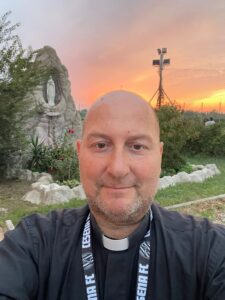 Don Mirco andrà a Lourdes: la fede e il desiderio di restare